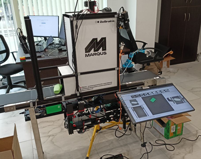 Рисунок 8 – Стенд системы с конвейером и роботом для захвата предметов