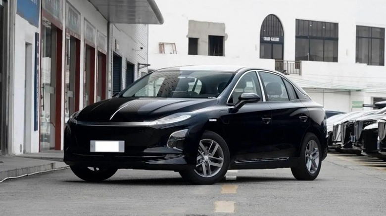 Неприлично дешёвый премиум Hongqi. Представлен 5-метровый седан Hongqi E-QM5 со сменной батареей