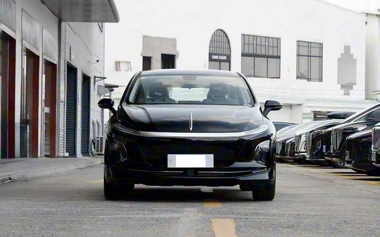 Неприлично дешёвый премиум Hongqi. Представлен 5-метровый седан Hongqi E-QM5 со сменной батареей