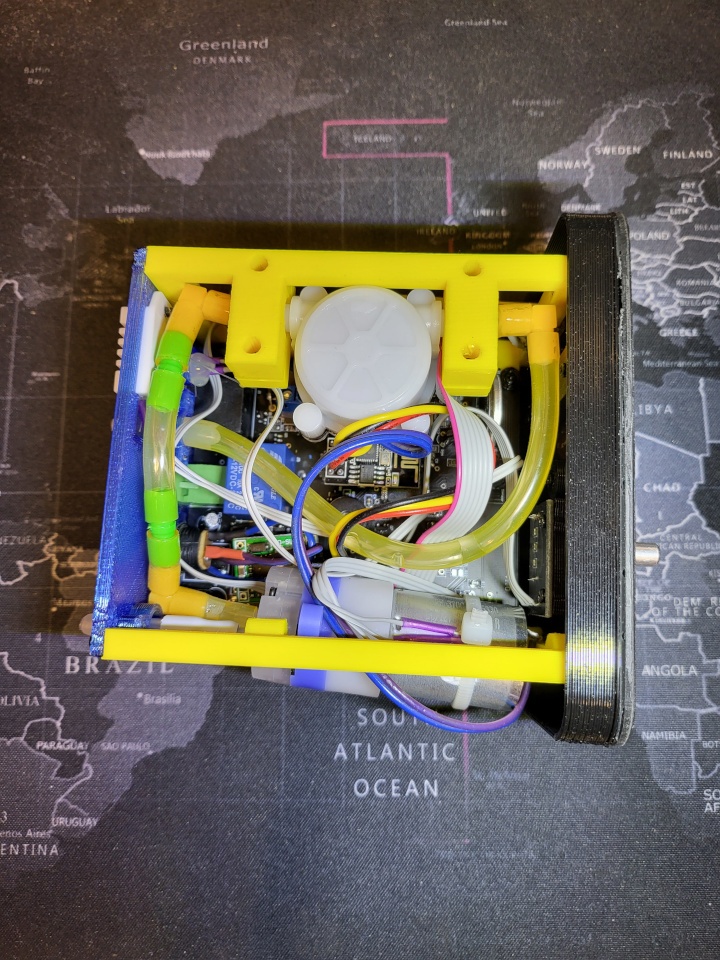 утрамбованый и не причесанный с помпой, счетчиком воды и модулем wifi на ESP8266)