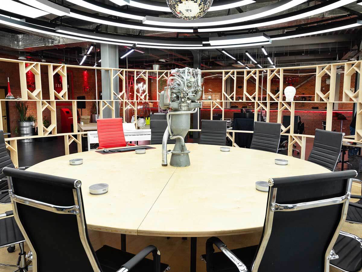 Больше двух говорят вслух. Пара слов о каскадировании спикерфонов - 1