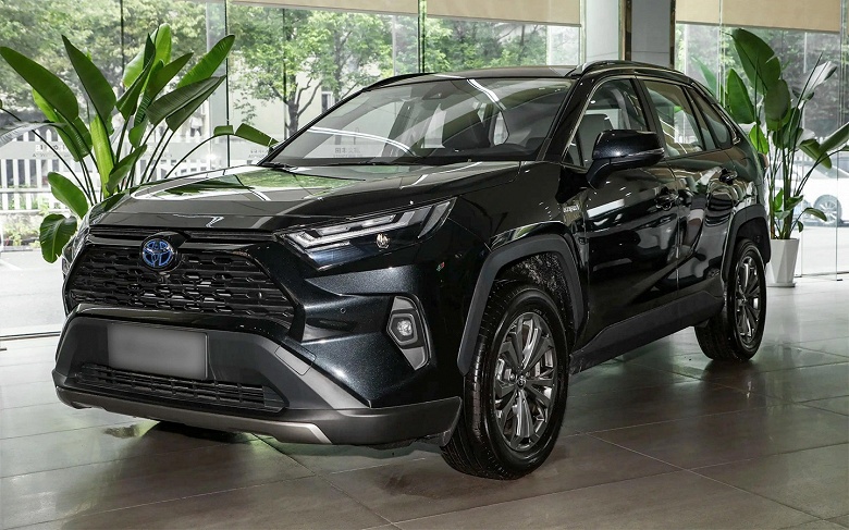 В Россию едет гибридный Toyota RAV4: &laquo;Рольф&raquo; объявил о скором старте продаж