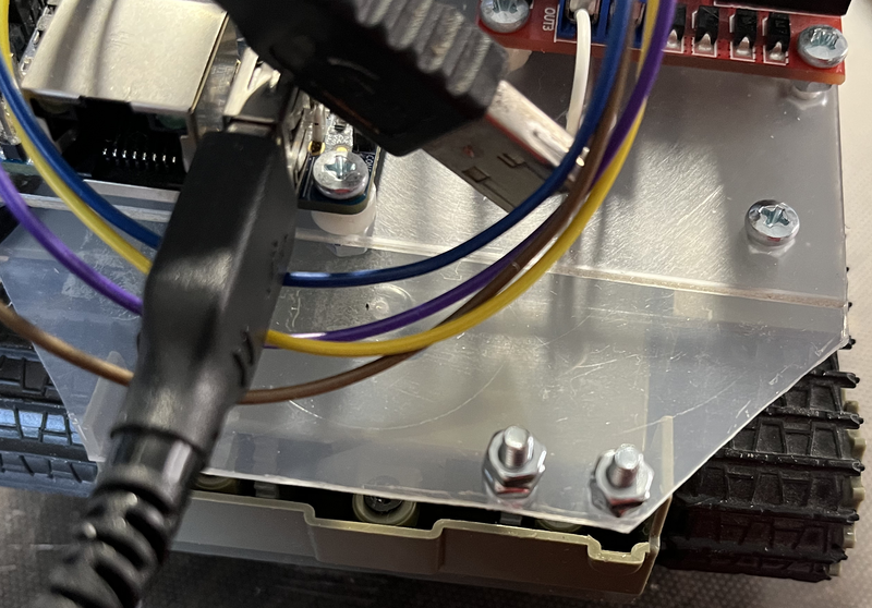 Прикрученные винты к задней панели