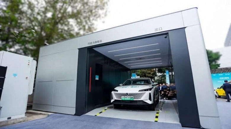 Запас хода до 600 км за 100 секунд. Крупнейший производитель аккумуляторов CATL установил более 700 станций замены аккумуляторов в Китае