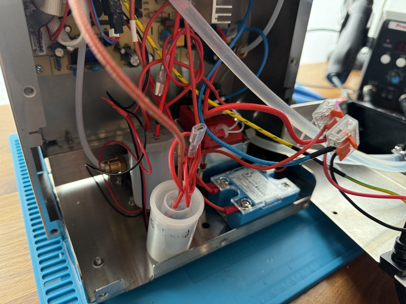 2 маленьких реле и SSR-реле