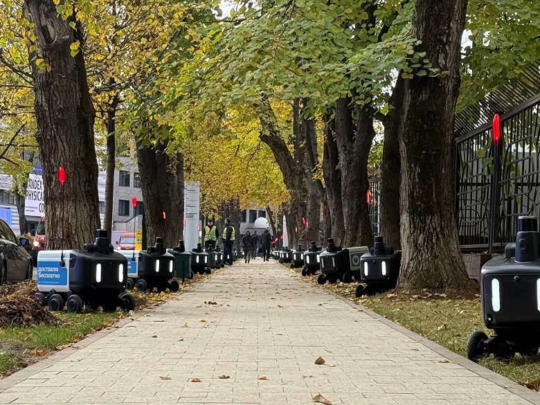 Скоро запуск в Питере и Казани: Яндекс представил новые поколения робота-доставщика
