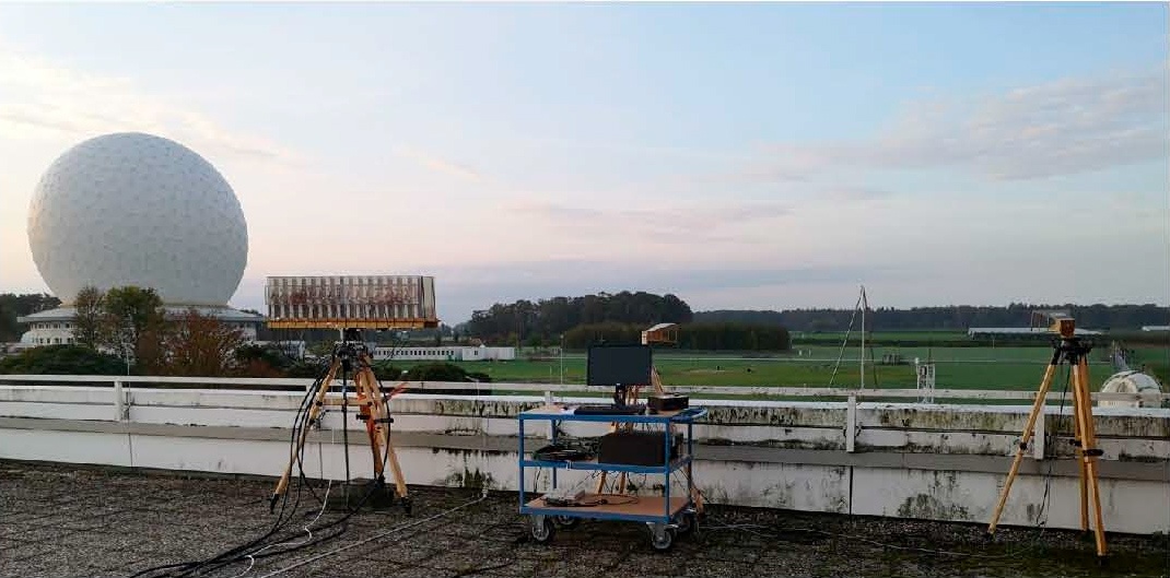 Элементы пассивного радара для отслеживания БПЛА на крыше здания, эксперимент FKIE от 2020 года, doi: 10.1109/RadarConf2043947.2020.9266673
