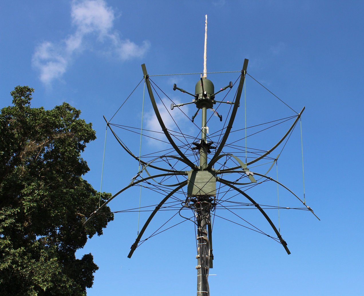 Пассивный радар ELK-7080 PCL производства ELTA Systems (коммерческое изделие) для детектирования БПЛА улавливает отражённый сигнал от передатчиков FM- и DAB-радиостанций