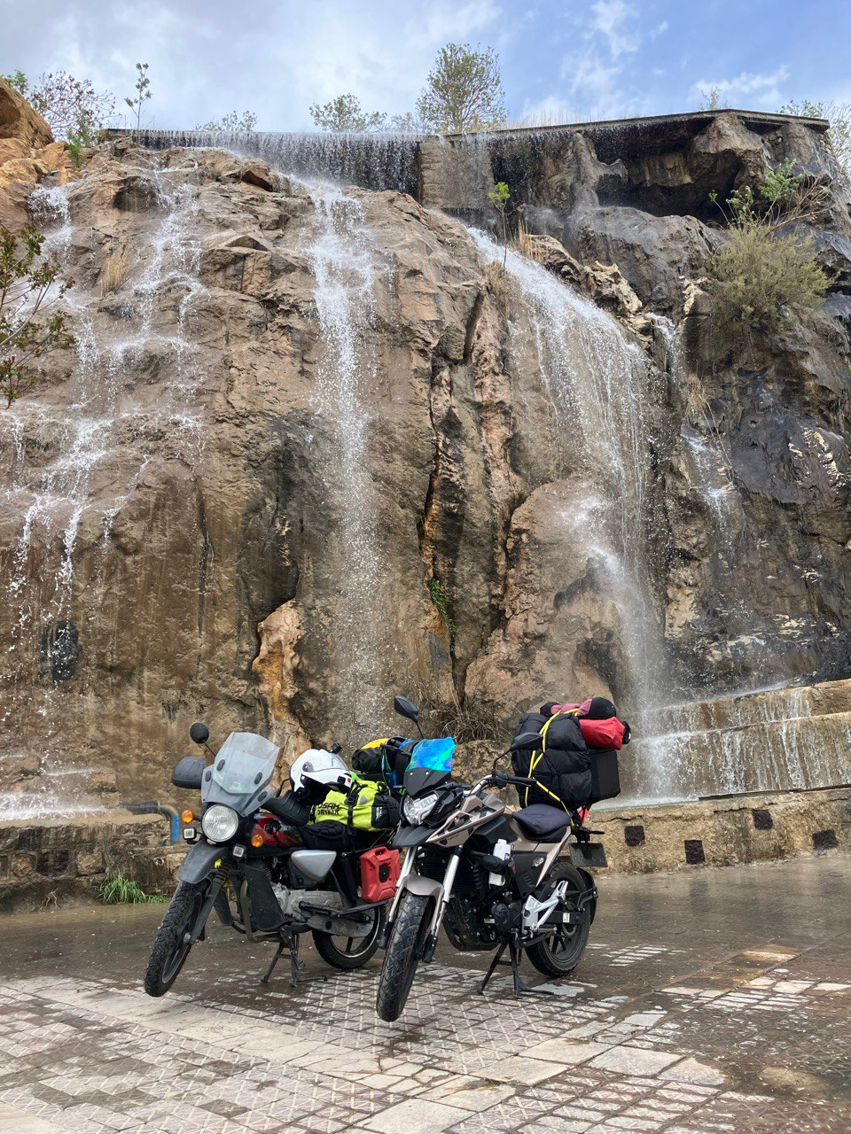 Рукотворный водопад в Мешхеде