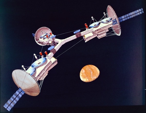 В 1984 году на конференции «Курс на Марс II» в рамках практического семинара был подготовлен проект пилотируемой экспедиции на Марс, предусматривающий использование марсианских ресурсов и ведущий к постоянному присутствию на Красной планете. Художник Картер Эммарт проиллюстрировал различные фазы миссии. Его иллюстрации в последующие годы появлялись во множестве изданий. Изображение: Картер Эммарт