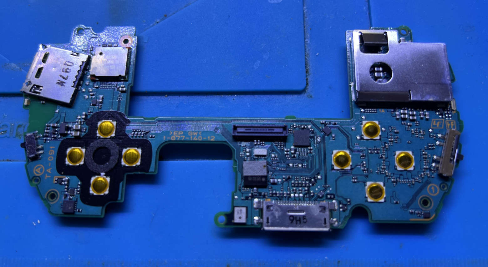 Портативная консоль PSP Go: эксперимент, который не прижился. Смотрим, что внутри - 8