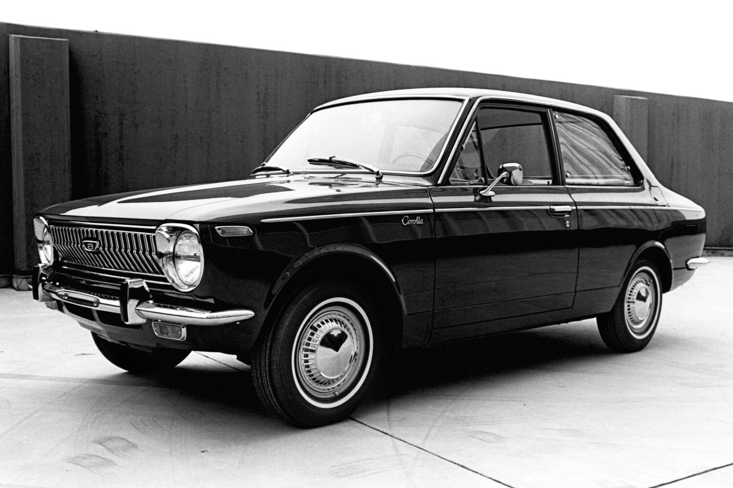Toyota Corolla первого поколения 1966 года: во многом благодаря робототехнике её «потомки» покорили США в 70-е и стали одной из самых многочисленных марок автомобилей в истории