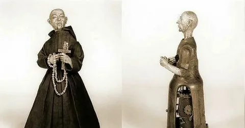 Прообразом японских механических кукол могли стать непосредственно европейские автоматоны наподобие этой механической статуэтки монаха, изготовленной в XVI веке для императора Карла V. Но прямых данных об их привозе в Японию нет, в отличие от заводных часов.