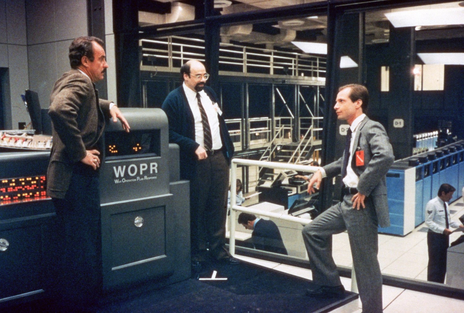 Регулярно тревожно мигавшие в кадре лампочки на панелях WORP отчасти отсылали к образу HAL 9000, поехавшему ИИ из «Космической одиссеи 2001 года» Стэнли Кубрика 1968 года