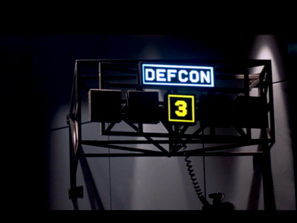 Уровни DEFCON отражают степень готовности вооружённых сил США к военным конфликтам, от 5 в обычное мирное время до 1 — готовности к немедленному ведению глобальной ядерной войны