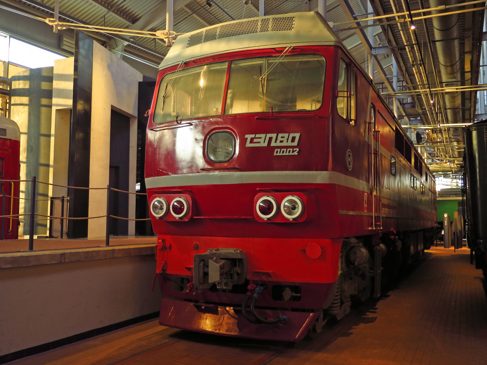 ТЭП-0002 в Музее железных дорог России на Балтийском вокзале Санкт-Петербурга. Почётному экспонату нашлось место под крышей