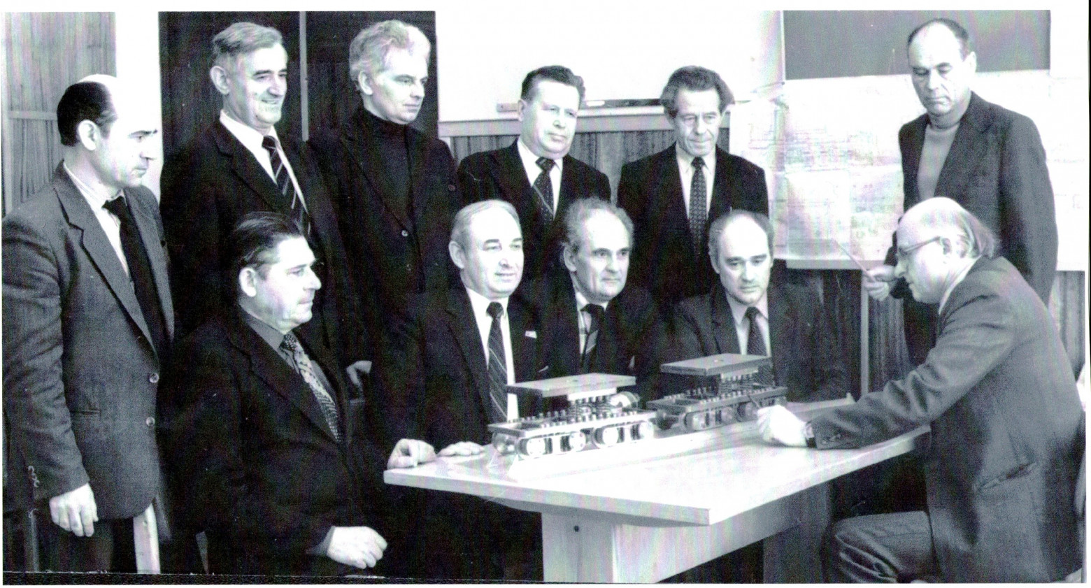 Юрий Хлебников (сидит справа) с коллегами и моделью восьмиосного экипажа  