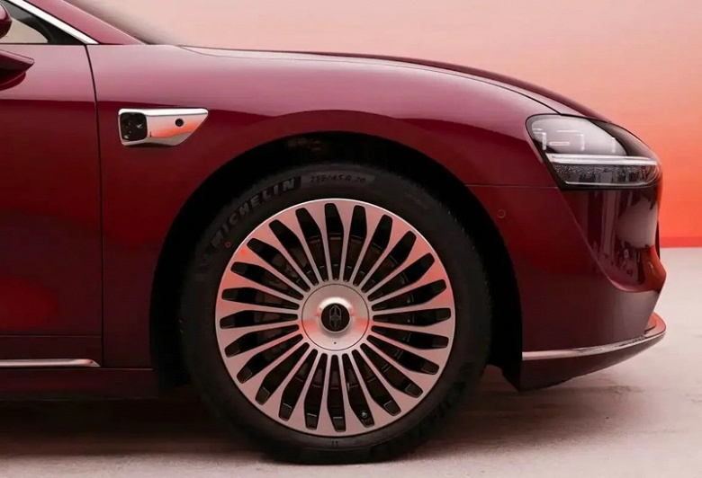 Huawei представила обновлённый флагманский седан Stelato S9 с запасом хода до 1300 км