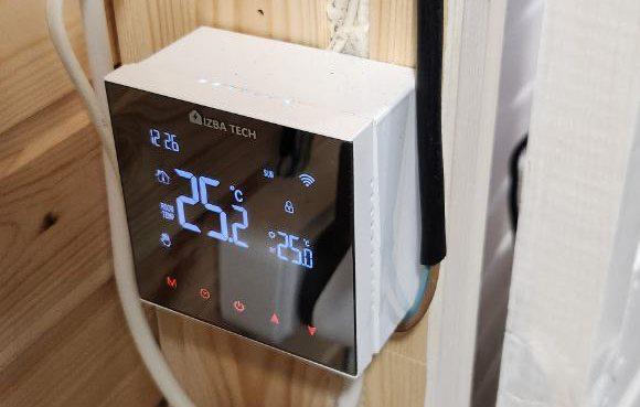 Терморегулятор для теплого поля. Идеально подошел для подключения "глупого" конвектора. Монтаж временный, поэтому не обращайте внимание на эстетику с проводку. Зимой планируем сделать всё по уму.