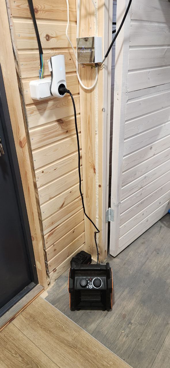 Резервный обогреватель, включается при температуре ниже +5. Ремонт в бытовке готов не полностью, не пугайтесь :)