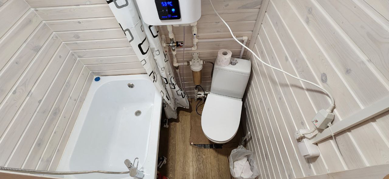 Так выглядит помещение под санузел площадью 1.5 м2. Все обустраивали своими руками.