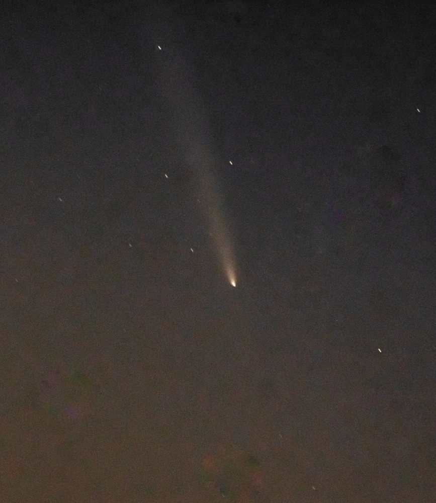 Комета C/2023 A3  - один кадр, без сложения, без трекинга. Видно что звезды расползаются в черточки - Земля крутится! Видно что много цифровых шумов - ИСО высокий, нет сложения кадров