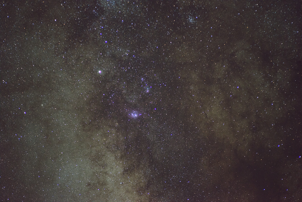 Sony A7II, объектив Юпитер 37, 135/3.5, (тут на самом деле есть треккинг, но без него было бы так же), серии из 30 кадров на ISO 25600 (!!!), с выдержками от 4 до 13 секунд. Видны туманности Лагуна, Триффид,  кластер М25