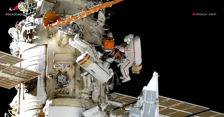 Почти 7 часов за бортом МКС: российские космонавты завершили выход в открытый космос - 1 Почти 7 часов за бортом МКС: российские космонавты завершили выход в открытый космос