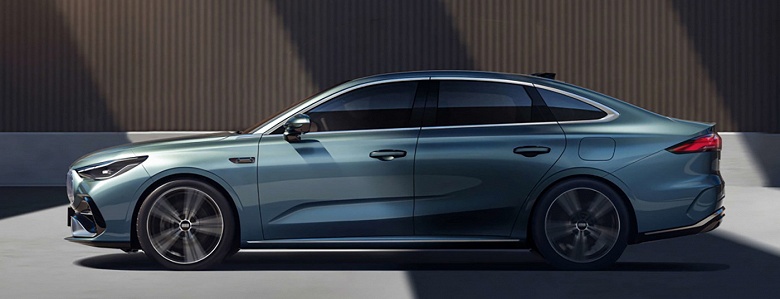 Geely умеет удивлять. Просторный седан Geely Galaxy Star 6 с отличным оснащением и расходом всего 2 л/100 км продают всего за 68,8 тыс. юаней (775 тыс. рублей)