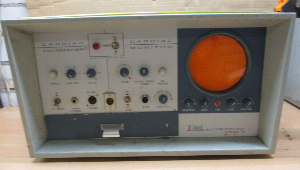 Самая популярная модель PMS-5 фирмы Electrodyne — работала по принципу «три в одном»: кардиостимулятор, сигнализатор и монитор. Поддерживал подключение 12 отведений, как и в современных устройствах