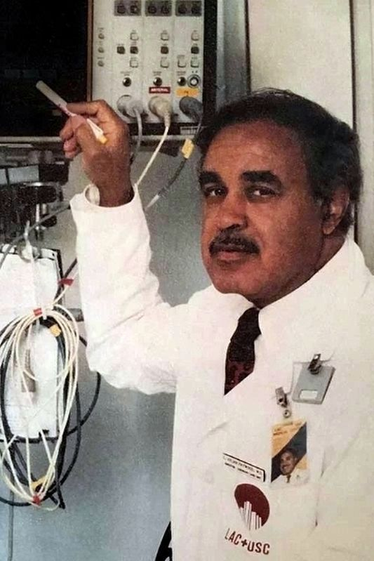 Герой нашей истории — Джулиан Хейвуд, радикально изменил подход к коронарной интенсивной терапии