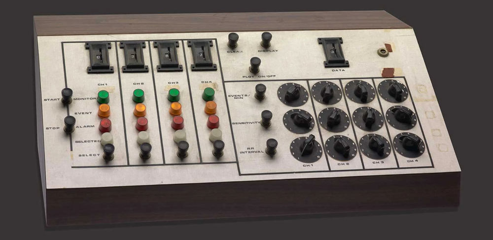 Первый прототип монитора, рассчитанный на четырех пациентов (каналы CH1-CH4): по каждому настраивается три основных параметра, есть несколько режимов индикации. В следующей версии пульт позволял отслеживать состояние уже восьми пациентов, когда палату интенсивной терапии расширили