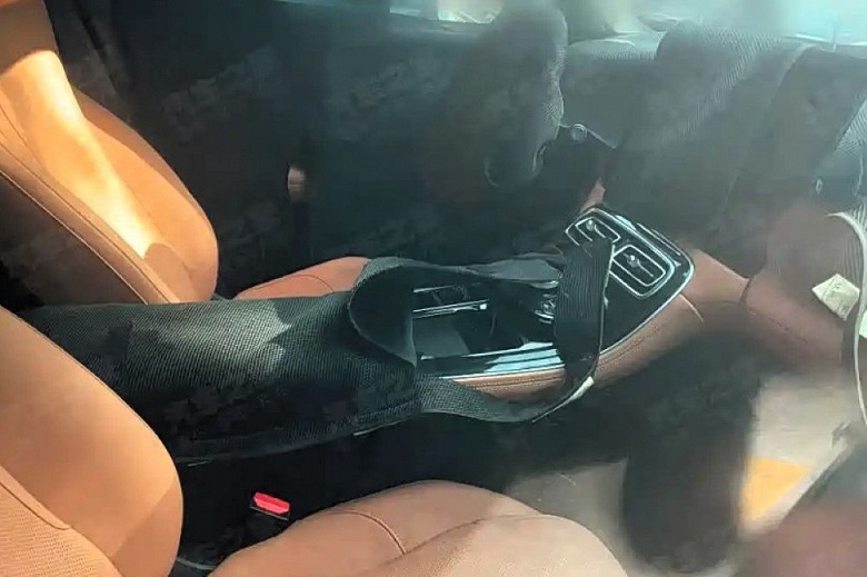 Новый Geely Atlas засняли на фото — он получит новое «лицо» и измененный салон - 3 Новый Geely Atlas засняли на фото — он получит новое «лицо» и измененный салон