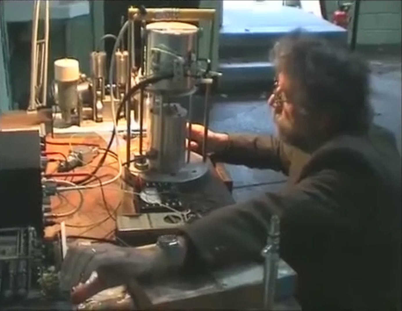 Фото 4.1. Клод за работой — идёт первая часть (с наружным прогревом в печи) откачки лампы