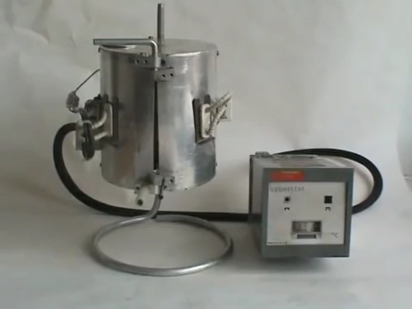 Фото 1.1. Универсальная технологическая мини-печь Клода с симисторным блоком управления и индикации. На одно посадочное место. Применяется в ряде операций