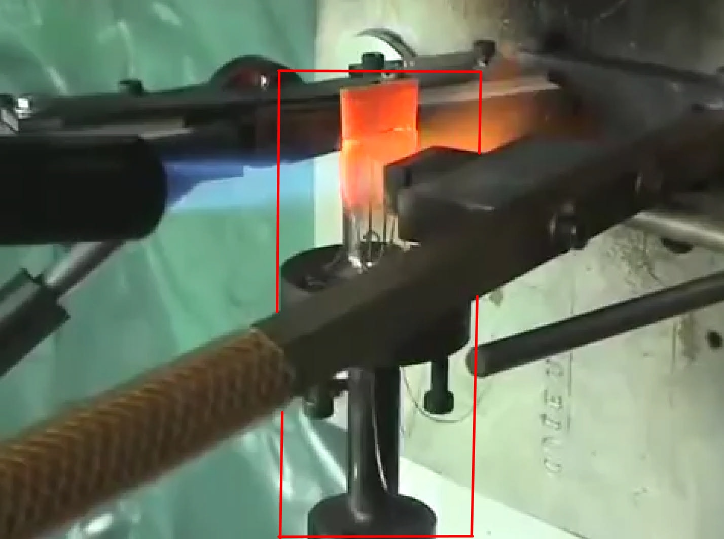 Фото 1.4. Впаивание группы выводов в гребешковую ножку на специальном станке. Его оправка с деталью (отмечено) съёмная, и после операции, горячей, немедленно помещается в нагретую печь для замедленного остывания