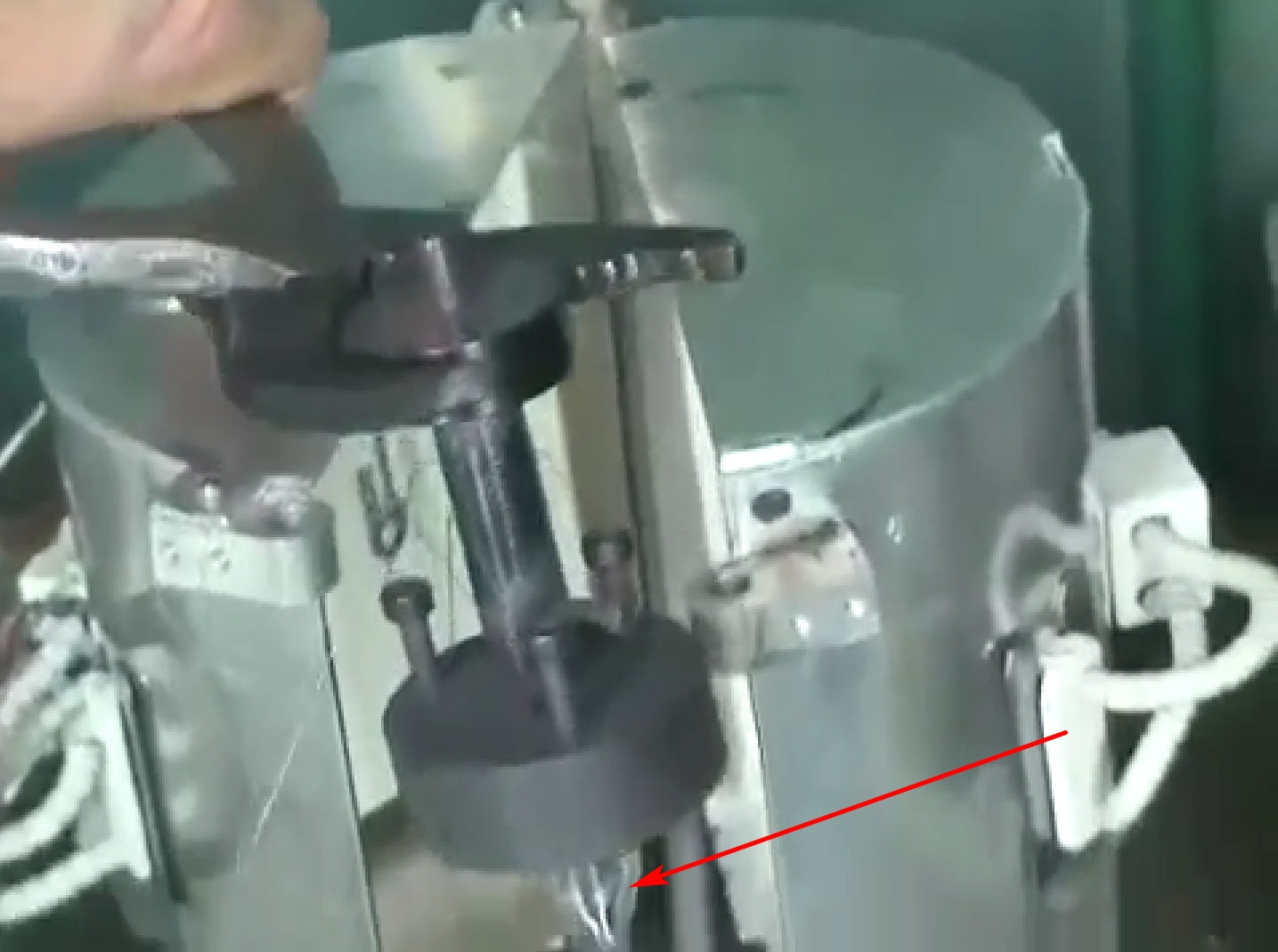 Фото 1.5. Перенос нагретой оправки с ножкой (отмечено) в горячую печь для остывания