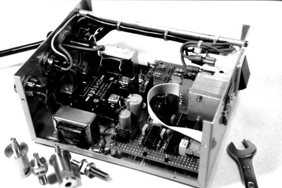 Фото 2.2. Внешний блок управления временем сварки. Собран на цифровых микросхемах «малой степени интеграции», имеет выносную кнопку (педаль?) пуска, задержку запуска следующего сварочного цикла, защиту от дребезга контактов, «внешний» контроль пересечения нуля сетевого напряжения. Силовая часть — мощный оптосимистор, задание времени сварки — двумя переключателями с набором резисторов (?). Внизу фото — сменные медные губки аппарата