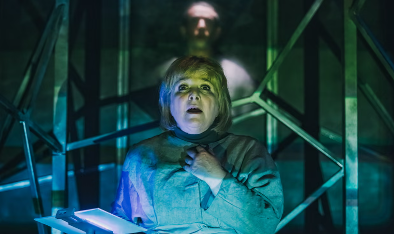 Вашти слушает рассказ Куно, постановка королевского театра Йорка 2016 года