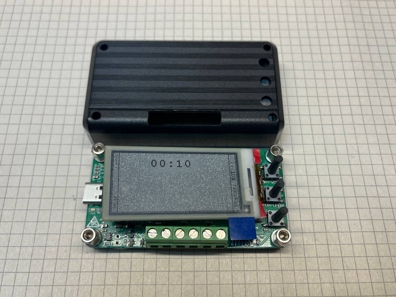 Рис.11. Вырезы в корпусе и первый запуск.