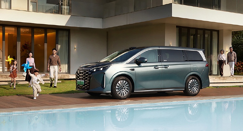 BYD представила минивэн Xia 2026: 272 гибридные лошадиные силы, комфорт бизнес-класса, холодильник, до 1163 км на баке — от 206,8 тыс. юаней (2,35 млн рублей) - 1 BYD представила минивэн Xia 2026: 272 гибридные лошадиные силы, комфорт бизнес-класса, холодильник, до 1163 км на баке — от 206,8 тыс. юаней (2,35 млн рублей)