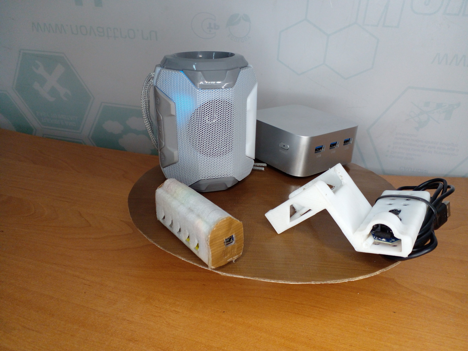 Комплект из камеры, светового модуля, мини-ПК и колонки