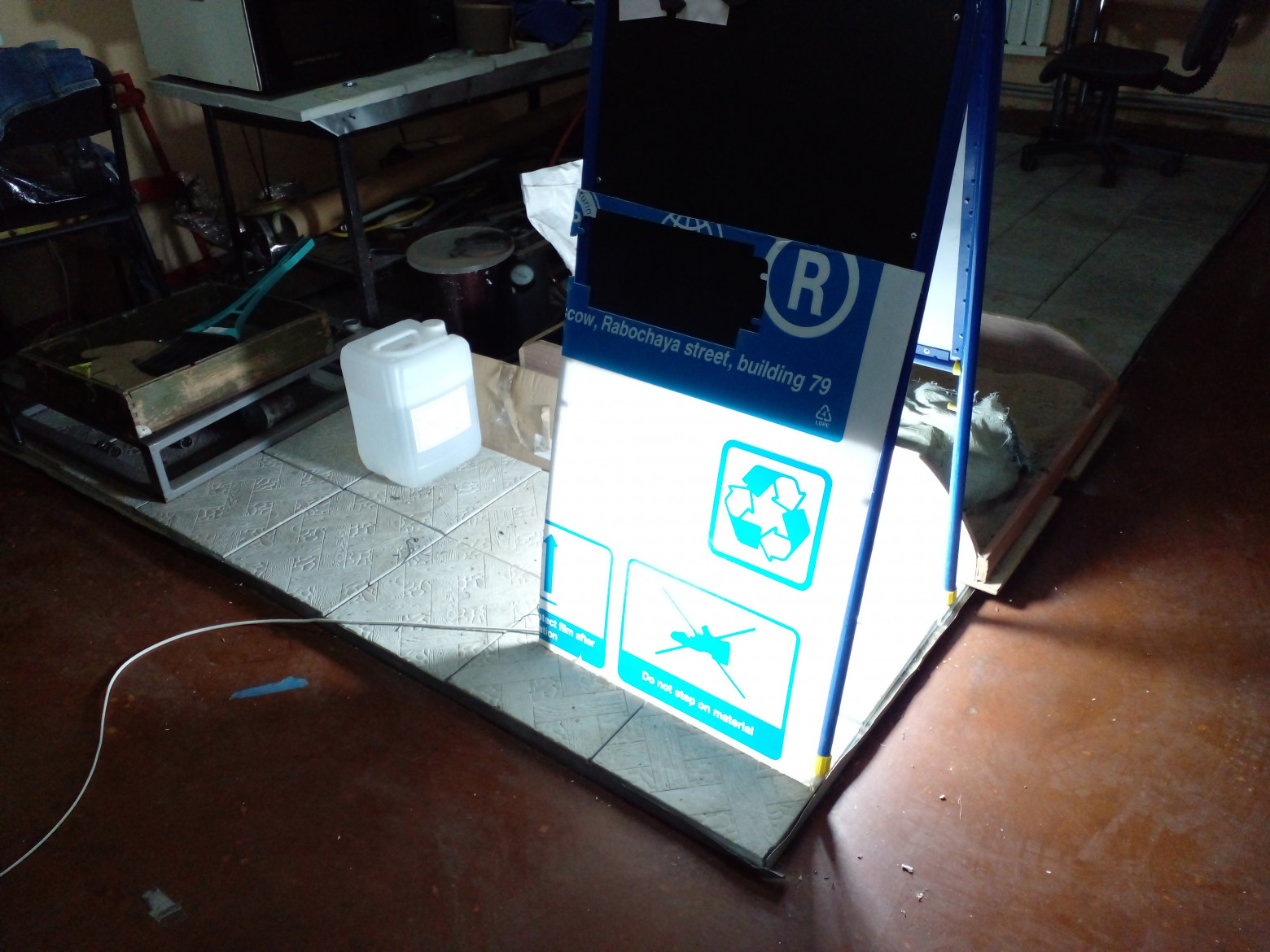 Свет через лист поликарбоната