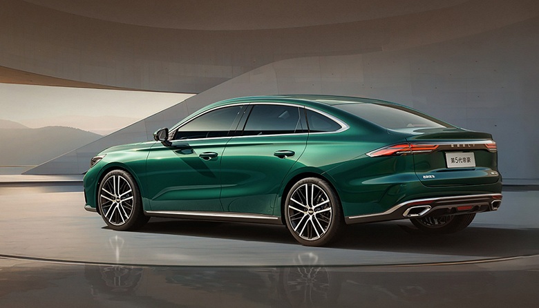 Совершенно новый Geely Emgrand с &laquo;лицом&raquo; Mercedes вышел на рынок в Китае: мощный мотор 180 л.с., салон бизнес-класса и цена всего 81,9 тыс. юаней (930 тыс. рублей)