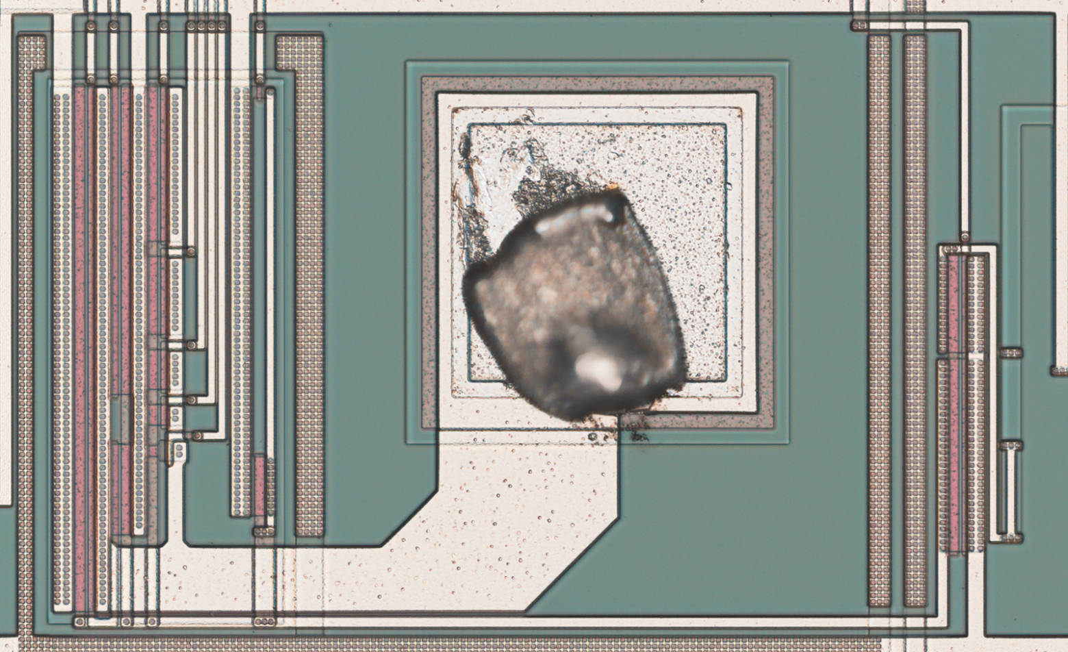 Здесь можно увидеть как 7 цифровых линий приходящих слева сверху управляют напряжением на аудио-выводе в центре