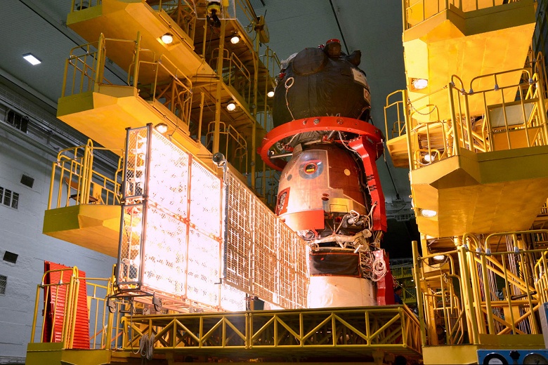 Старт нового экипажа МКС всё ближе: пилотируемый &laquo;Союз МС-28&raquo; прошёл проверку солнечных батарей