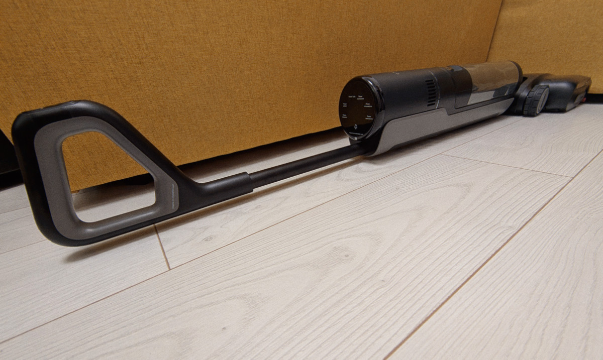 Для таких горизонтальных закатываний пылесоса под мебель придется прилично нагибаться, так что невольно задумываешься о том, что здесь бы..., возможно, не помешала функция радиоуправления.