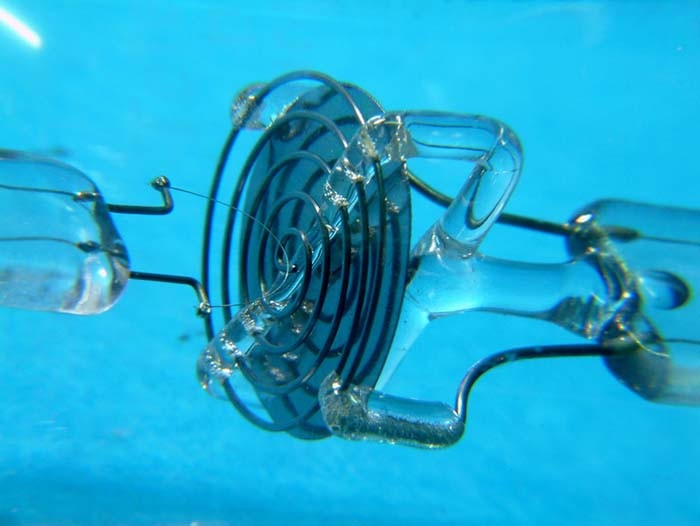 Фото 2.6. Электродная система E.V.N. 94. Хорошо видно вольфрамовую нить накала, сетка и анод (судя по пузырькам газа в стекле), похоже, из обычного для таких применений никеля