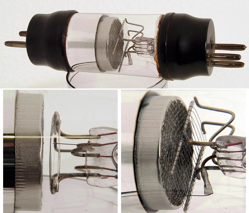 Фото 4.6. Немецкий же тетрод S-625 1927 г., с прямым накалом из «тусклого» торированного вольфрама. Необычная компоновка сделана для максимального разделения управляющей и анодной цепи — лампа устанавливалась в отверстие внешнего экрана-перегородки радиоприёмника. Экранирующая сетка-решето максимально охватывала анод, чтобы свести к минимуму проходную ёмкость. Мера, впрочем, оказалась избыточной, и впоследствии электродная система лампы в таком же баллоне стала обычной — с концентрическими сетками и анодом, а немногим позже и вовсе превратилась в классическую вертикальную на одном цоколе