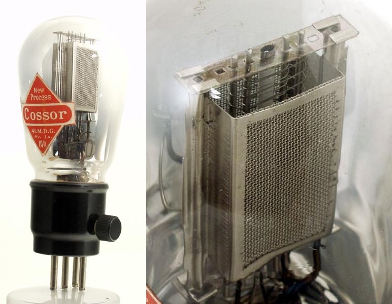 Фото 4.9. Британская четырёхэлектродная лампа-смеситель для супергетеродинного радиоприёмника. Имеет оксидный катод косвенного накала (вольфрамовая нить уже в алундовой изоляции, а не в керамической трубочке), сетчатый анод, вероятно, призван уменьшить проходную ёмкость прибора. Чтобы использовать тогдашние общепринятые триодные цоколи и розетки, дополнительную сетку выводили отдельной клеммой на цоколь или колбу. Из-за паразитных эффектов такой смеситель умел работать только на невысоких частотах. Со временем каждую управляющую сетку снабдили своими экранами, и лампа переродилась в гептод — семиэлектродный (пять сеток) прибор